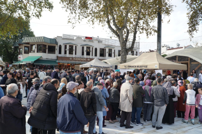 İstanbul - Eyüpsultan’da Osmancık pirinci ile yapılan pilav dağıtıldı; almak isteyenler kuyruk oluşturdu