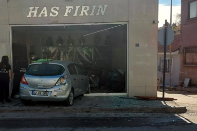 Otomobil ekmek fırınına daldı: 4 yaralı