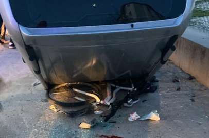 Otomobil, kaldırımda bisiklet süren Emir'in üzerine devrildi