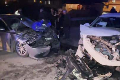 İki otomobil kafa kafaya çarpıştı: 7 yaralı