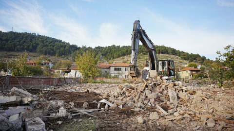 Sındırgı'da hasarlı yapıların yıkımları tamamlanıyor, konteyner kentte yaşam sürüyor