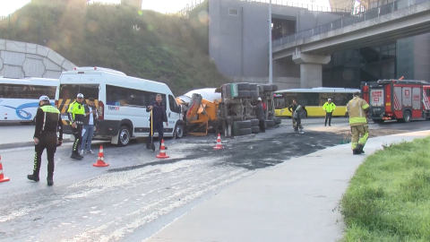 İstanbul- Sarıyer'de devrilen beton mikseri kayarak servis minibüsüne çarptı