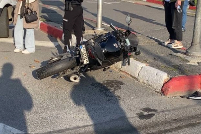 Fatih'te otomobile çarpan motosiklet sürücüsü yaralandı