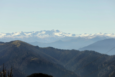 Karadeniz’de doğa şöleni; zirvelerde kar, eteklerde sonbahar