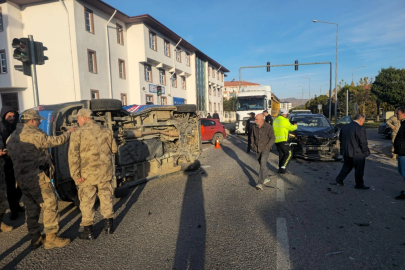 Makam aracı jandarma minibüsüne çarptı; 2 asker yaralandı