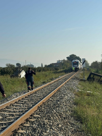 Hemzemin geçitte tren çarpan kamyonetin sürücüsü yaralandı