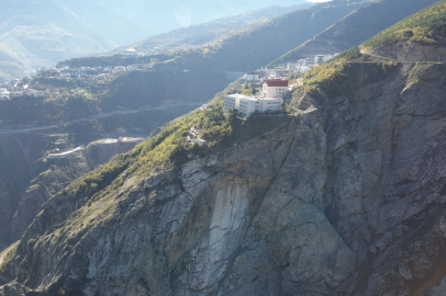 Lise yakınında, kaya kopmalarının yaşandığı yamaçta kapsamlı inceleme