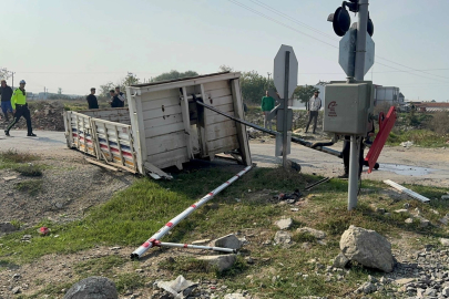 Trenin çarptığı kamyonet ikiye bölündü