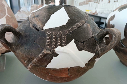 5 bin yıllık kaplarda kadının önemini gösteren gerdanlık detayı