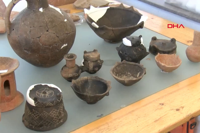 5 bin yıllık kaplarda kadının önemini gösteren gerdanlık detayı