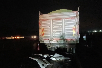 Gaziantep'te otomobil kamyona çarptı: 3 ölü