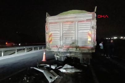 Gaziantep'te otomobil kamyona çarptı: 3 ölü