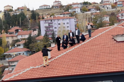 Çankırı’da çatıya çıkan kişiyi, AK Parti İl Başkanı Erdoğan ikna etti