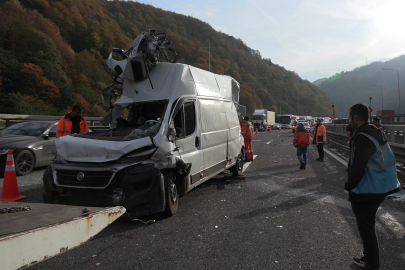 Minibüs, otoyolda TIR ile yolcu otobüsüne çarptı