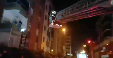 Yanan evin balkonunda mahsur kalan çocuk, kurtarıldı