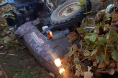 Devrilen traktörün altında kalan emekli öğretmen, hayatını kaybetti