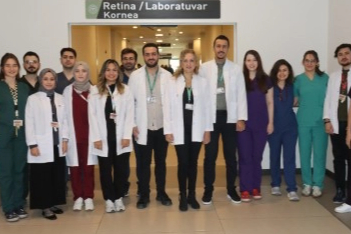 Kornea nakli olan hastalar, hekimlerini ziyaret etti