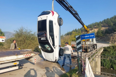 Çaya uçan otomobildeki 2 kız çocuğunu yoldan geçen sürücüler kurtardı