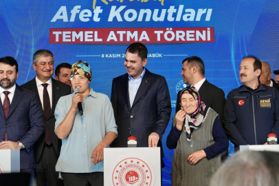 Karabük'teki yangında köyünü terk etmek istememişti; Bakan Kurum ile birlikte temel attı