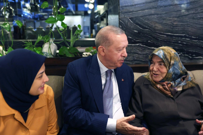 Cumhurbaşkanı Erdoğan, kafede vatandaşlarla bir araya geldi