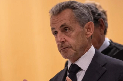 Fransa'da mahkeme eski Cumhurbaşkanı Sarkozy'nin adli kontrol şartıyla serbest bırakılmasına hükmetti