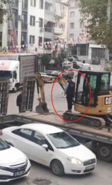 İş makinesi operatörü çekici üstünde; çaycı elinde tepsiyle Ata'yı andı