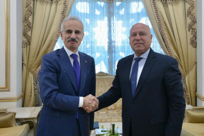 Bakan Uraloğlu, Mısır Ulaştırma Bakanı El-Vezir ile bir araya geldi