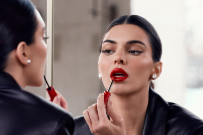 Yılın En Parlak Gecesi İçin Işıltılı ve Kalıcı Makyaj