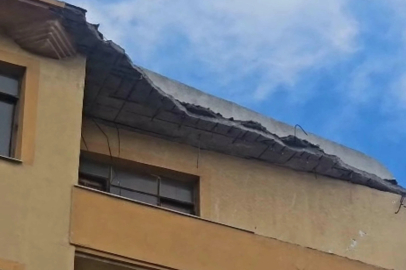 Çanakkale'de 5 katlı binanın çatısının bir kısmı sağanak nedeniyle çöktü