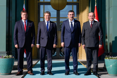 Cumhurbaşkanı Yardımcısı Yılmaz, KKTC Başbakanı Ünal Üstel ile bir araya geldi