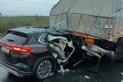 Otomobil, TIR’a arkadan çarptı: 3 yaralı