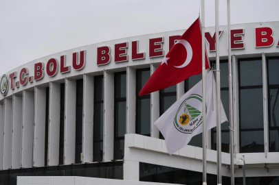 Bolu Belediyesi önündeki Türk bayrakları yarıya indirildi