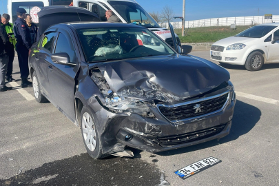 Edirne’de iki otomobil kavşakta çarpıştı: 8 yaralı