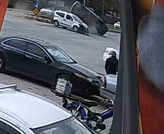 2 hafif ticari aracın çarpıştığı kazada, 1 kişi yaralandı; o anlar kamerada