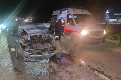 Kırmızı ışıkta duran otomobile arkadan gelen otomobil çarptı; 5 yaralı