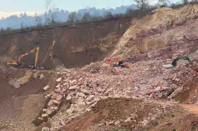 Taş ocağında göçük altında kalan kamyon şoförü yeniden aranıyor