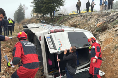 Yolcu minibüsü şarampole devrildi: 15 yaralı