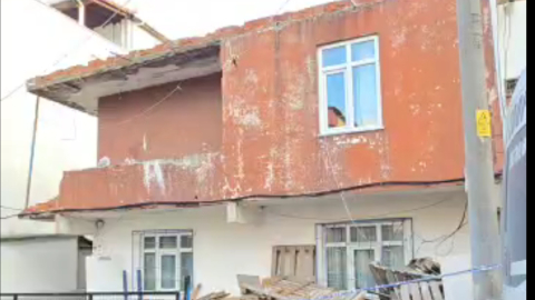 Balkon duvarının bir bölümü yıkılan 2 katlı bina boşaltıldı