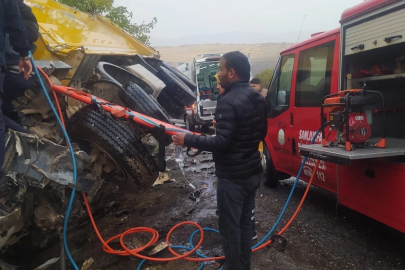 Şanlıurfa'da kamyonlar çarpıştı: 1 ölü, 1 yaralı