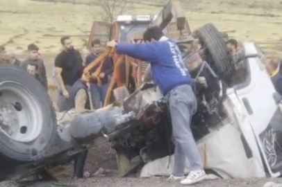 Yolcu otobüsüyle çarpışan kamyonetin sürücüsü öldü, 2 arkadaşı yaralı