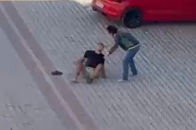 Annesiyle gönül ilişkisi olan kişiyi 22 bıçak darbesiyle öldürdü