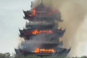 Çin’deki tarihi Yongqing Tapınağı'nda yangın çıktı