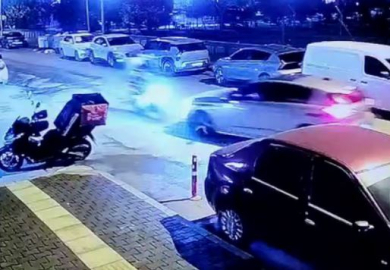 Otomobilin çarptığı motosikletin sürücüsü yaralandı