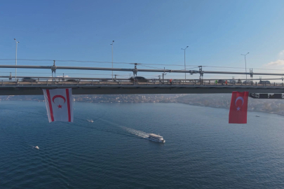 İstanbul - Şehitler Köprüsü'ne, kuruluşunun 42'nci yılını kutlayan KKTC bayrağı asıldı