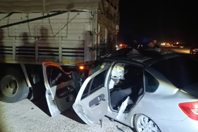 Otomobil, kamyona arkadan çarptı: 2 yaralı