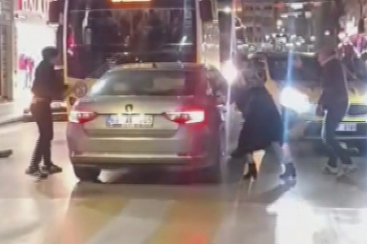 Ters yöne girip, 2 yayaya, iş yerine ve araçlara çarpan alkollü sürücü, darbedildi ...