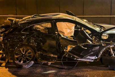 Karşı şeride geçen cip, kamyonet ile kafa kafaya çarpıştı; 2 ölü, 1 yaralı