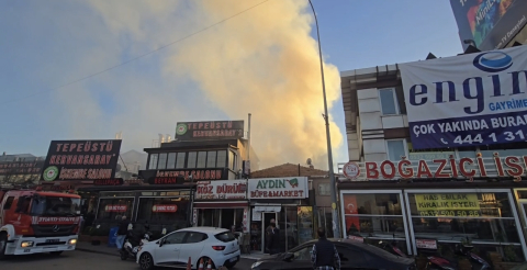 İstanbul- Ümraniye'de iş yeri deposunda çıkan yangın söndürüldü