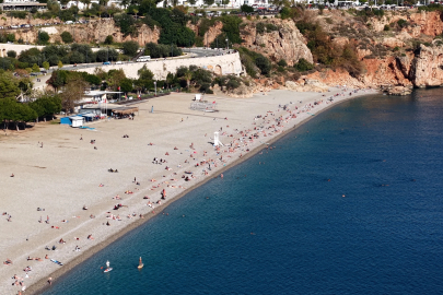 Ara tatilin son gününde, sahilde yazı aratmayan yoğunluk