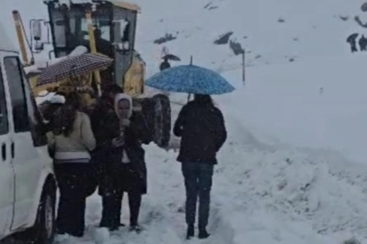 Hakkari'de kar ve tipiye yakalanan 2 minibüsteki 20 kişi kurtarıldı